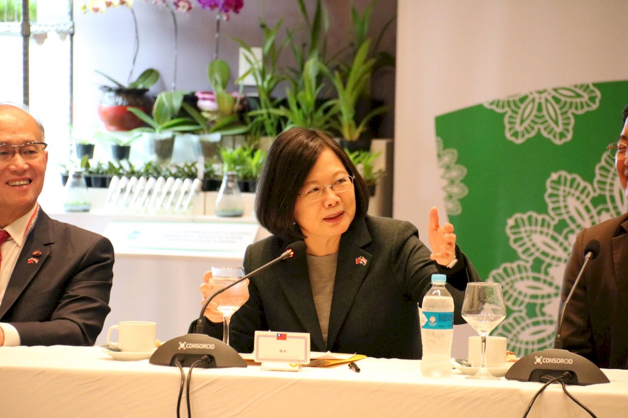總統：調升駐外技術人員補助 趨近外交人員水準