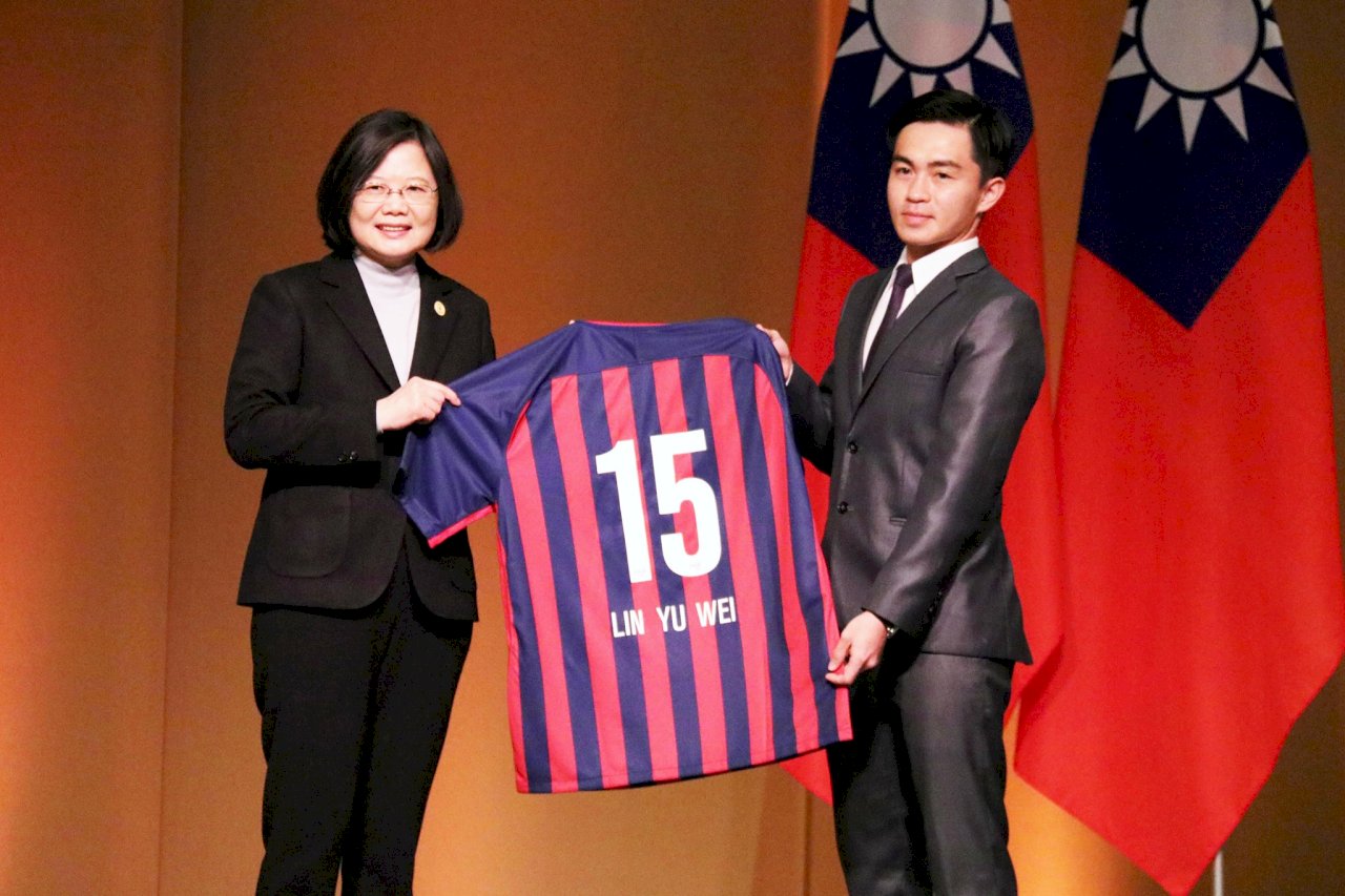 助台灣追足球夢 總統：鼓勵台巴球員交流