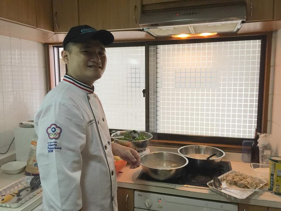 印尼亞運/用控肉加油 總統大讚阿緯師
