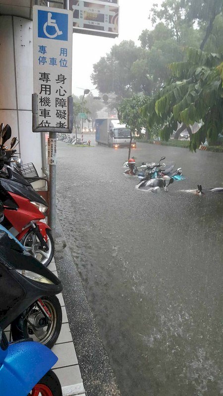 熱低壓豪雨襲南台灣 高雄小港水淹民宅