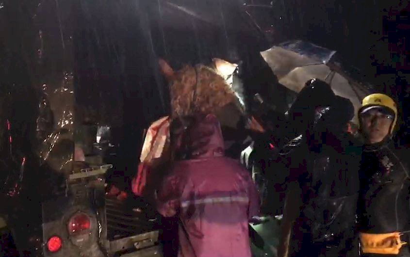 熱低壓帶來強降雨 國軍撐傘助撤離