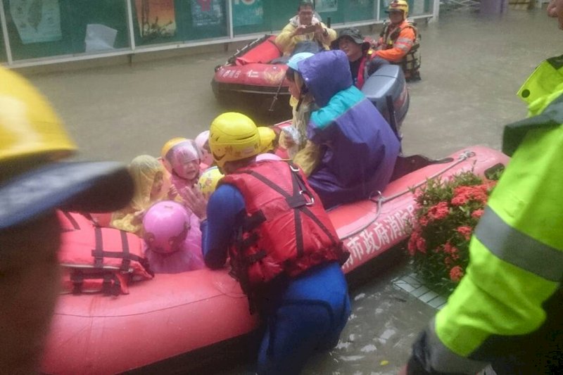 台南超大豪雨 水庫蓄滿洩洪溢流