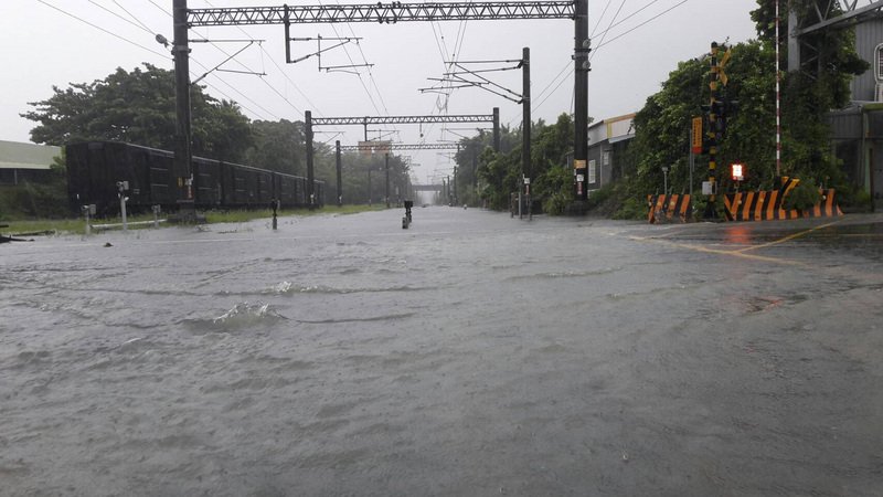 暴雨淹鐵軌 18時前自強號只開到嘉義