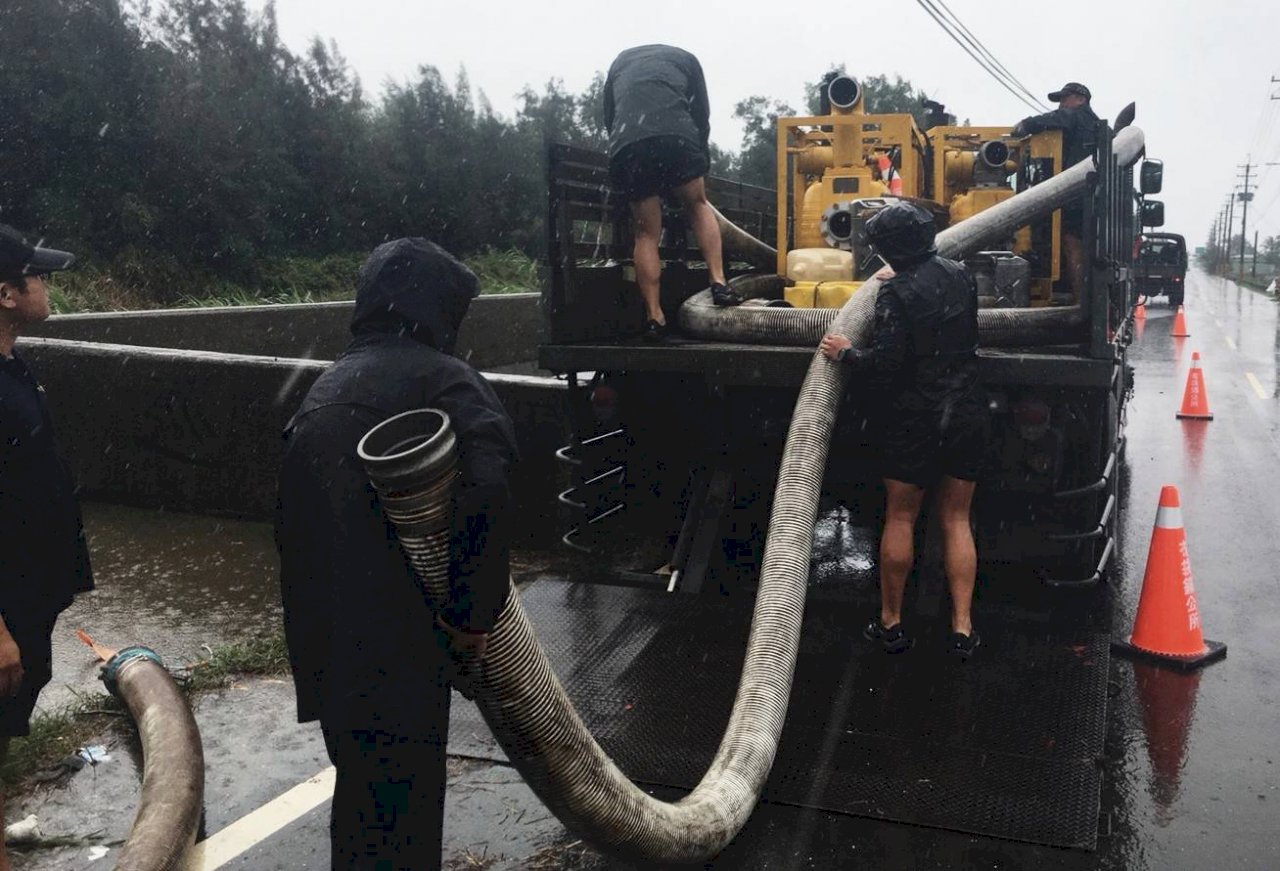 水淹南台 海軍徹夜輪班 已抽出4,662萬加侖