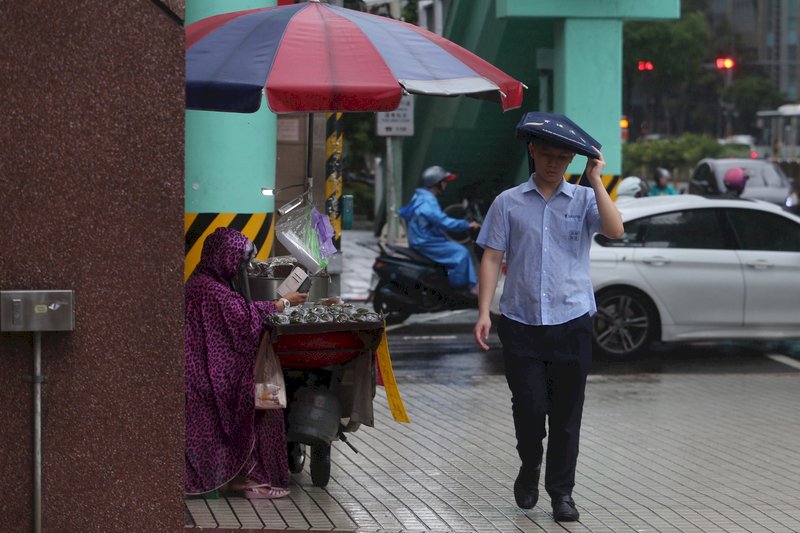 西南風減弱 各地留意午後雷陣雨