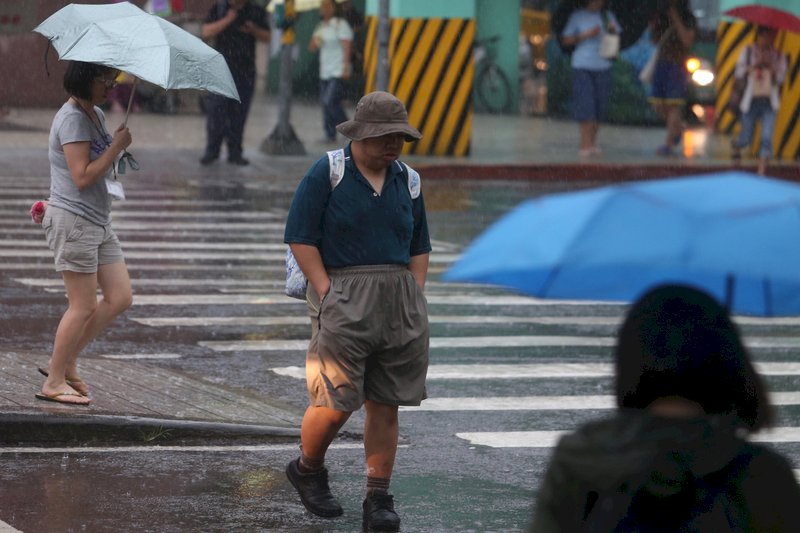 午後對流旺盛 15縣市大雨特報