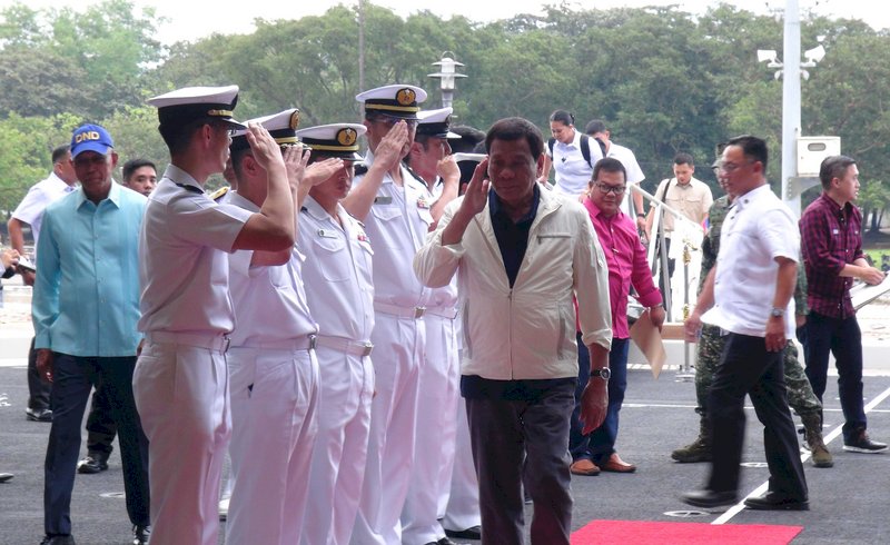 日精銳準航母加賀號訪菲 杜特蒂登艦參觀