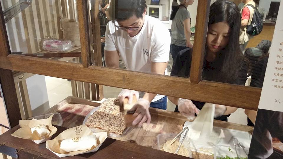 懷念的古早味 呷兩嘴冰品 安琪老師回 憶中全家同心協力做的紅棗餑餑