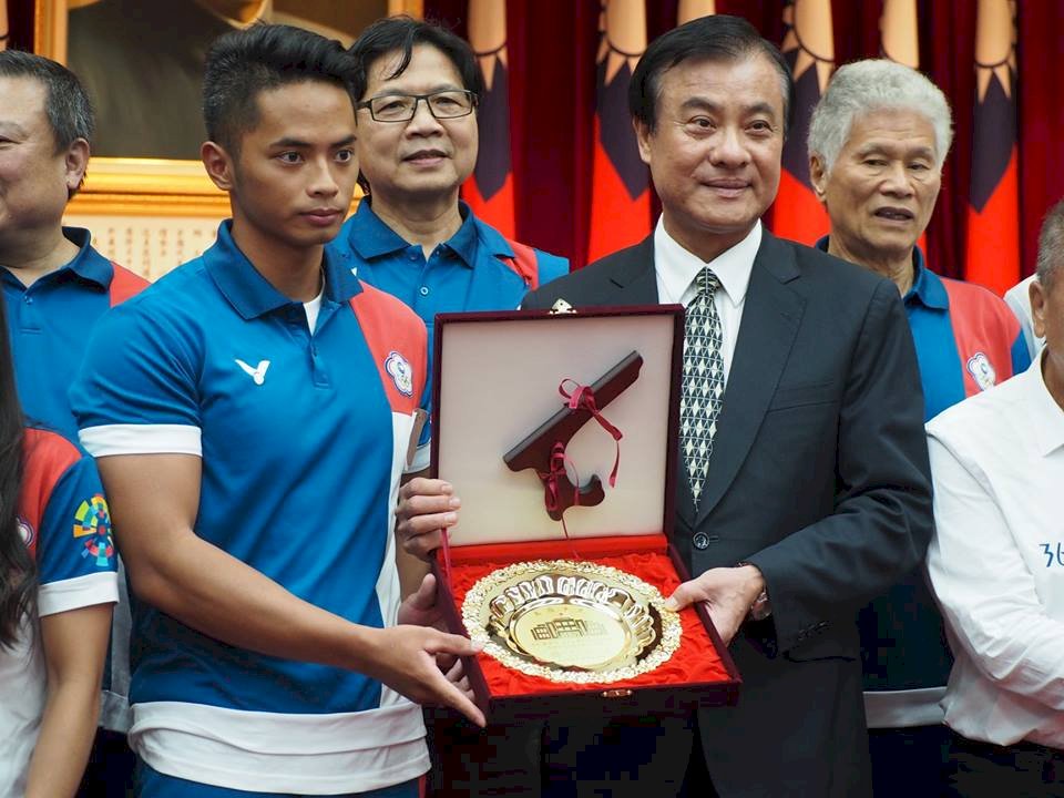 首創國會金牌贈選手 蘇嘉全：要建立傳統