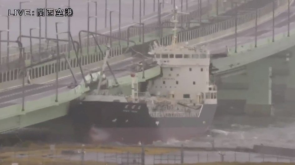 颱風燕子風雨大 關西機場貨櫃船撞橋樑