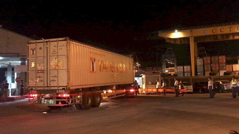 核四第二批燃料棒 深夜運抵基隆港
