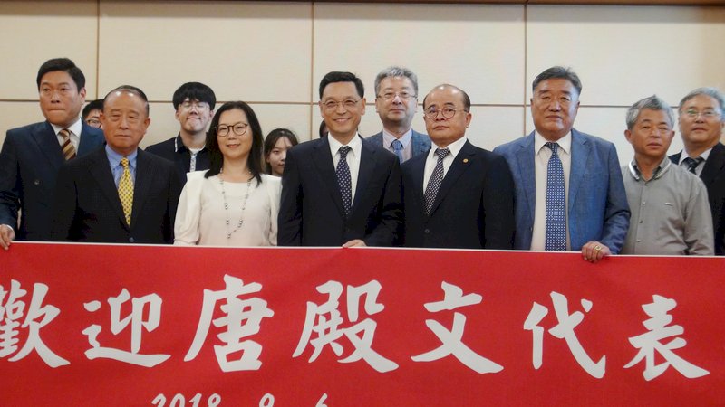 駐韓代表唐殿文抵韓履新 僑界機場相迎