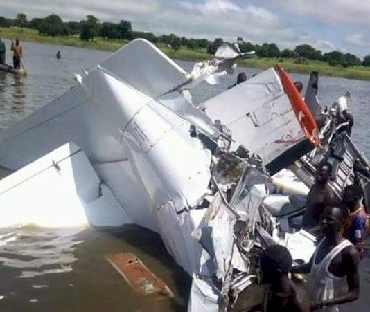 南蘇丹小型機墜湖 至少17死