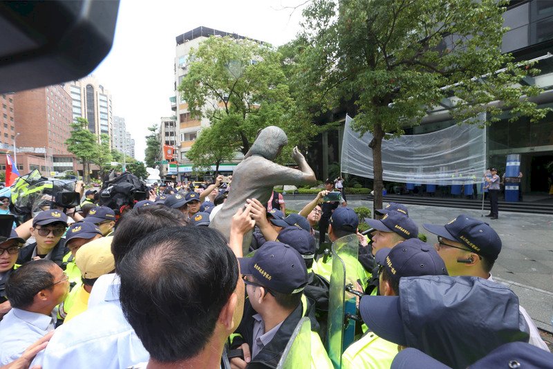 日人腳踢慰安婦銅像 民團籲查明事實依法究責
