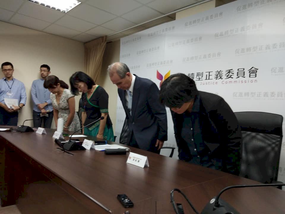 促轉會遭疑成政治打手 黃煌雄3度鞠躬致歉