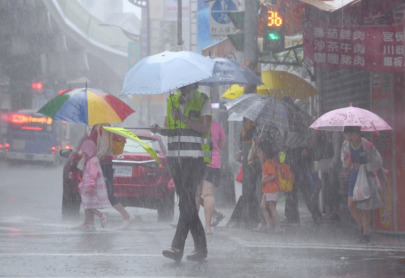 對流旺盛 氣象局發布12縣市大雨特報