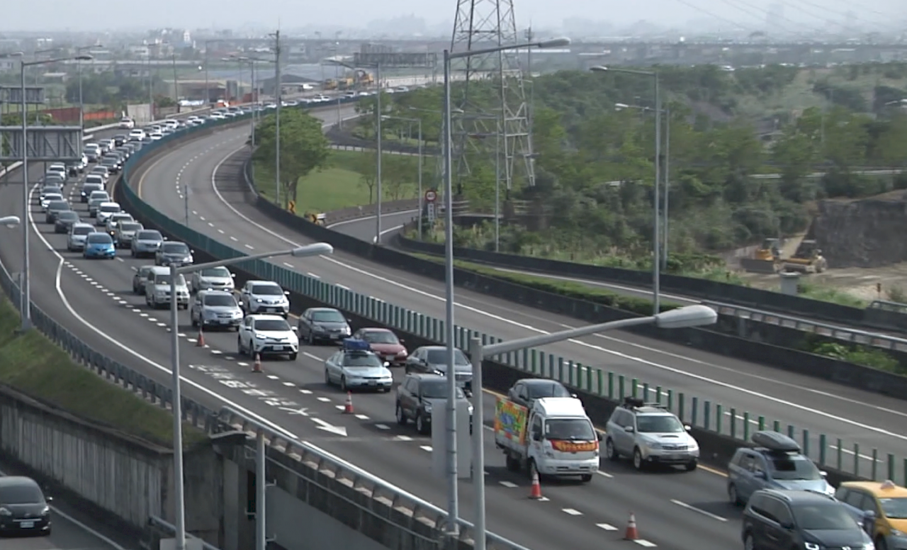 中秋連假車流大 國5易塞車時間恐達11小時
