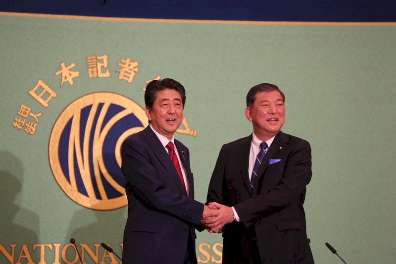 安倍10月改組 傳無意延攬石破入閣