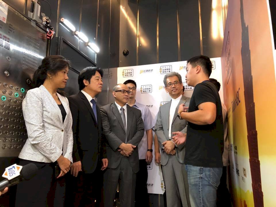 聽完新創60秒簡報 賴揆笑回「本公司投資了」