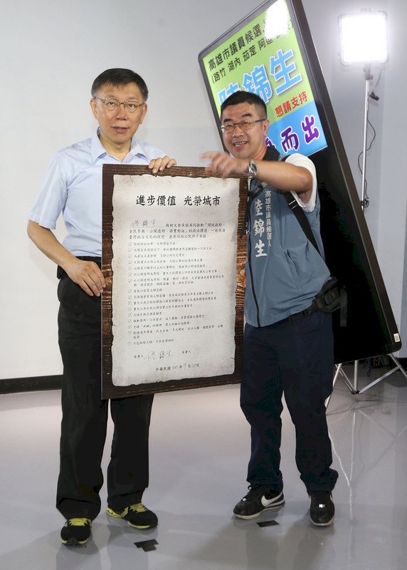 與簽認同卡者合照 柯：好聽的歌大家會喜歡