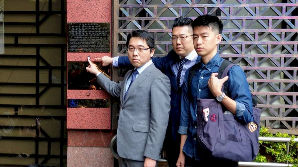 按鈴控告葛特曼 律師：柯文哲名譽誠信不容退讓
