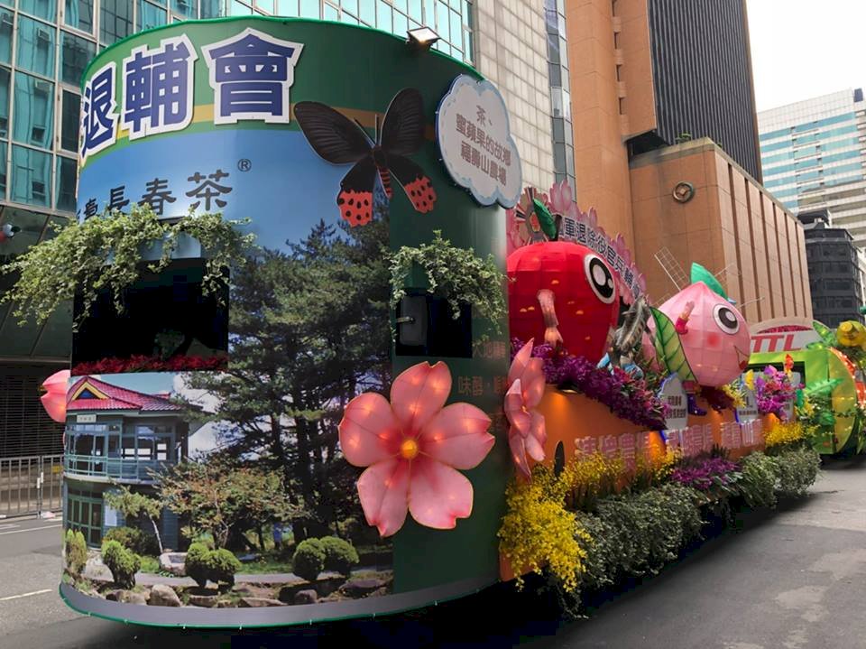 茶葉罐當車頭 退輔會花車也吸睛