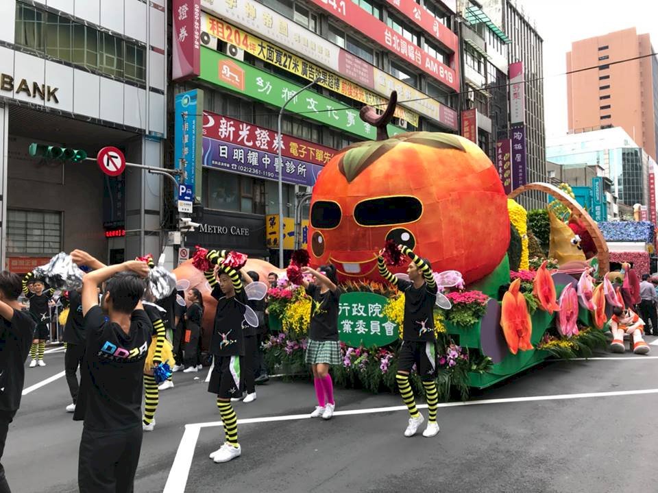 農委會國慶花車 進駐中正紀念堂展示