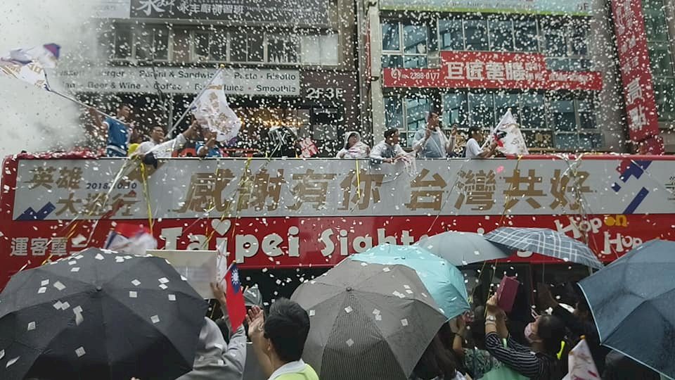 亞運英雄遊行擠爆英雄谷 中客攜眷來台同歡