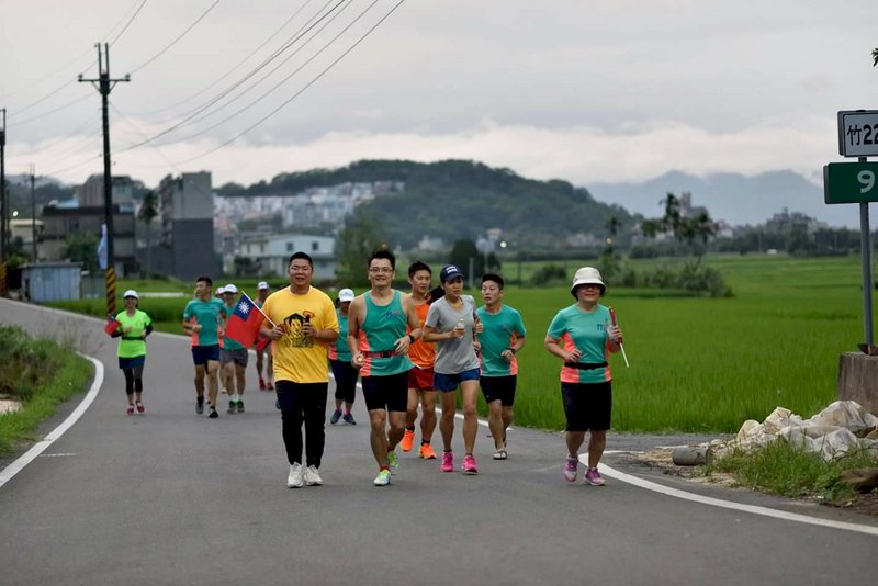 迎國慶 民眾號召晨間路跑過雙十