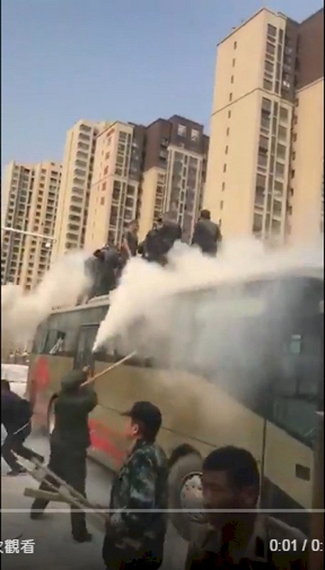 山東共軍老兵抗爭後 被帶往校舍分組看管