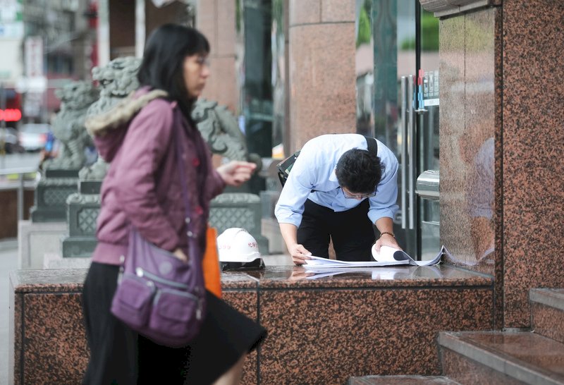 企業調薪 8月經常薪資增幅創逾8年半新高