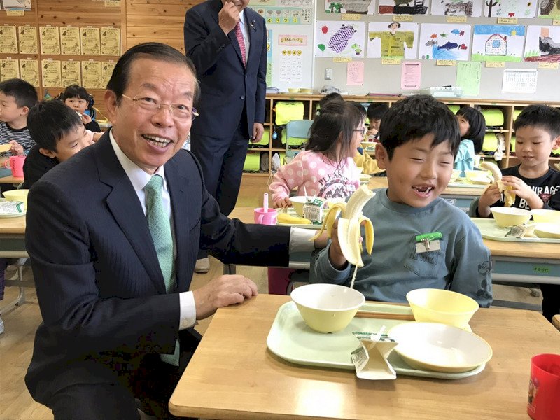 謝長廷推廣台灣香蕉 日童讚好甜好吃
