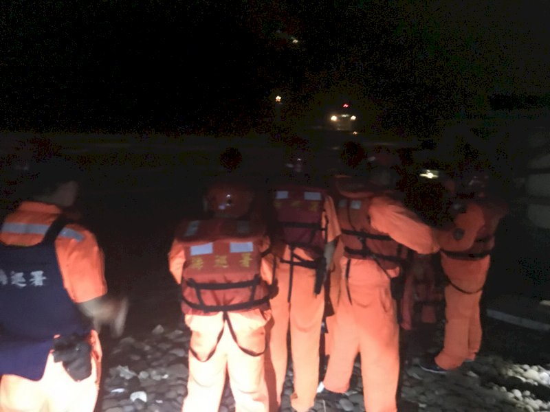 中國貨輪遇惡劣海象棄船待援 海巡救17人至基隆港