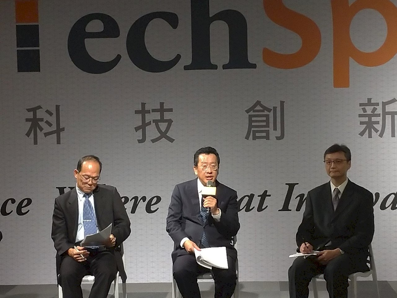 金融科技創新園區首監理門診 顧立雄親上陣