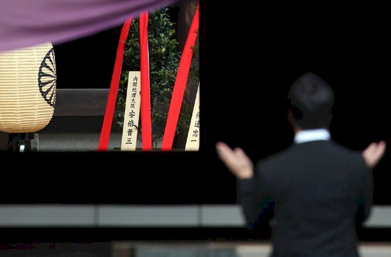 靖國神社秋祭　安倍未參拜奉供品