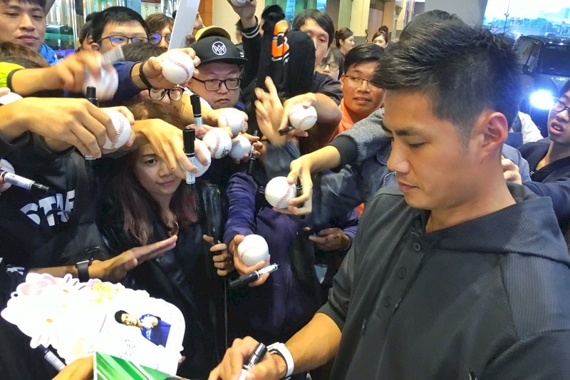 陳偉殷清晨返台  投身公益盼多陪伴球迷