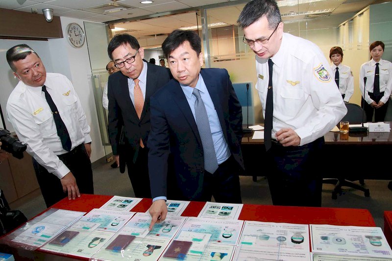 變造護照助偷渡 移民署機場逮人蛇集團首腦