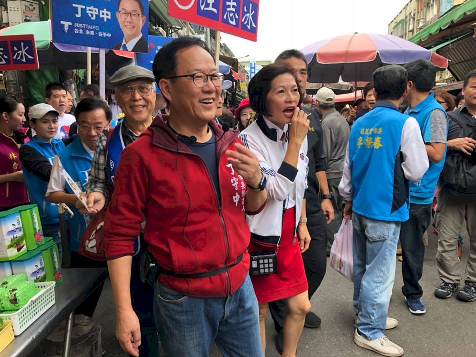 赴社子市場拜票 丁守中承諾加速都更