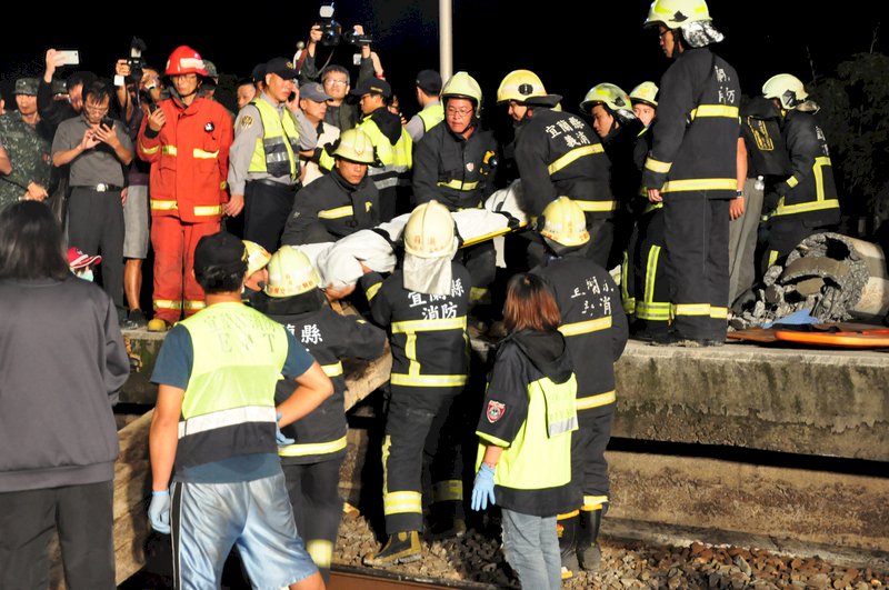 普悠瑪列車事故  卑南國中交流團5人罹難
