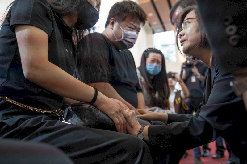 普悠瑪翻覆／為罹難者拈香 總統：全力改善交通安全