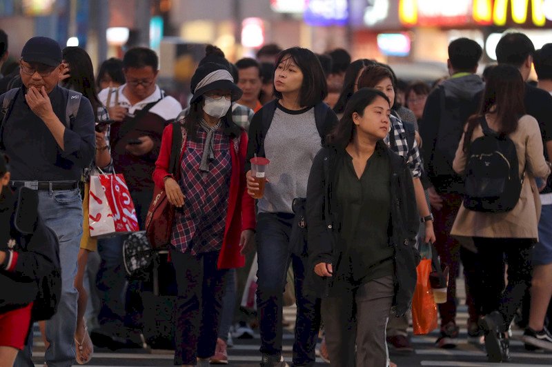 鋒面通過強冷氣團南下 由北往南逐漸降溫