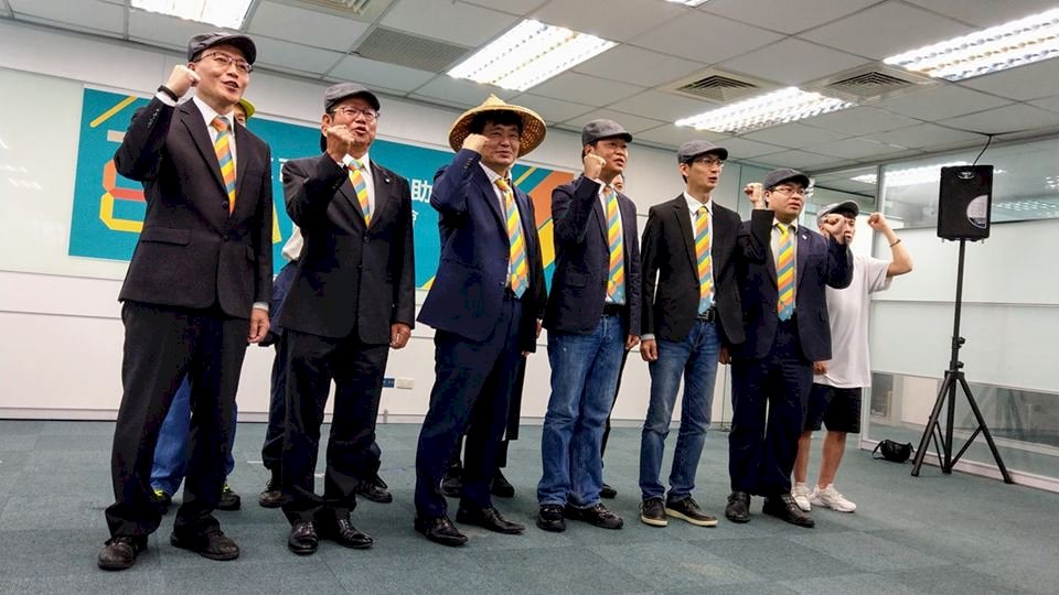 選戰交鋒 綠組拚經濟助選團 藍推幹話撲克牌