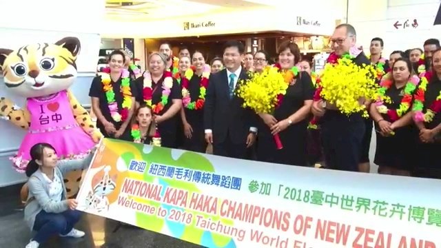 花博表演團體抵台 林佳龍接機行「碰鼻禮」