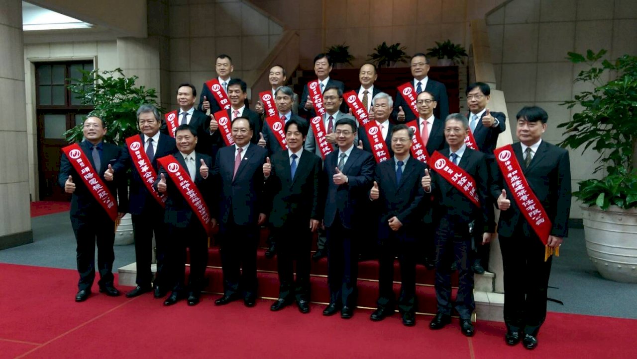 接見磐石獎得主 賴揆：續助中小企業投資台灣
