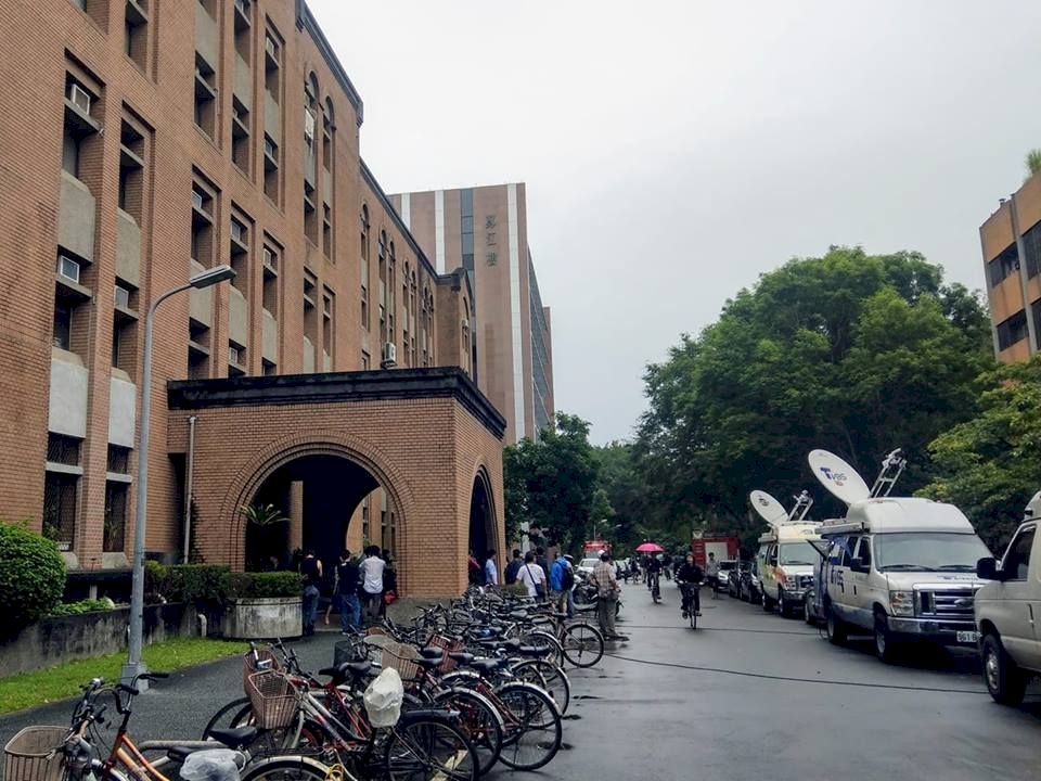 台大電機實驗室氣體外洩 11人預防性送醫
