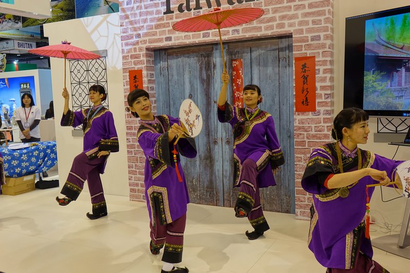 倫敦旅展 台灣館油紙傘彩繪吸引民眾體驗