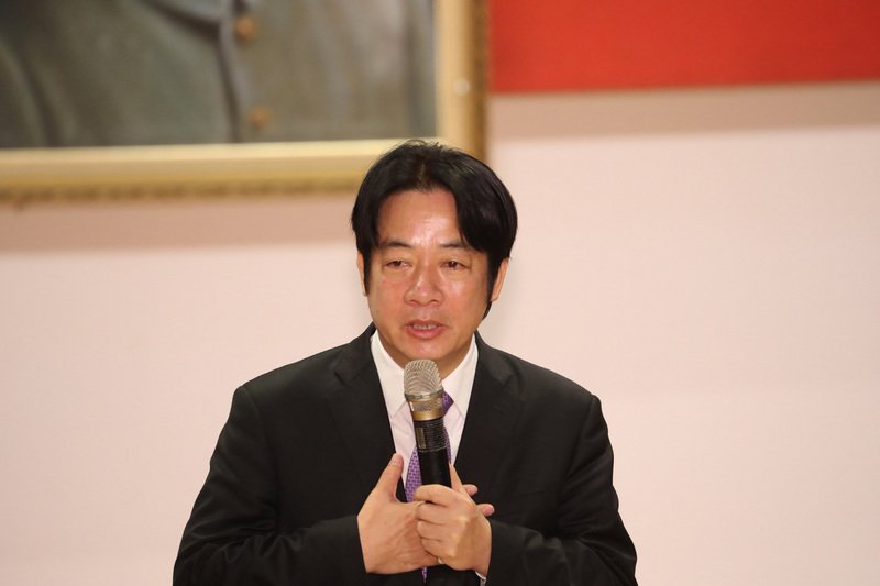 台鐵新卸任局長交接 賴揆罕見出席、哽咽道歉