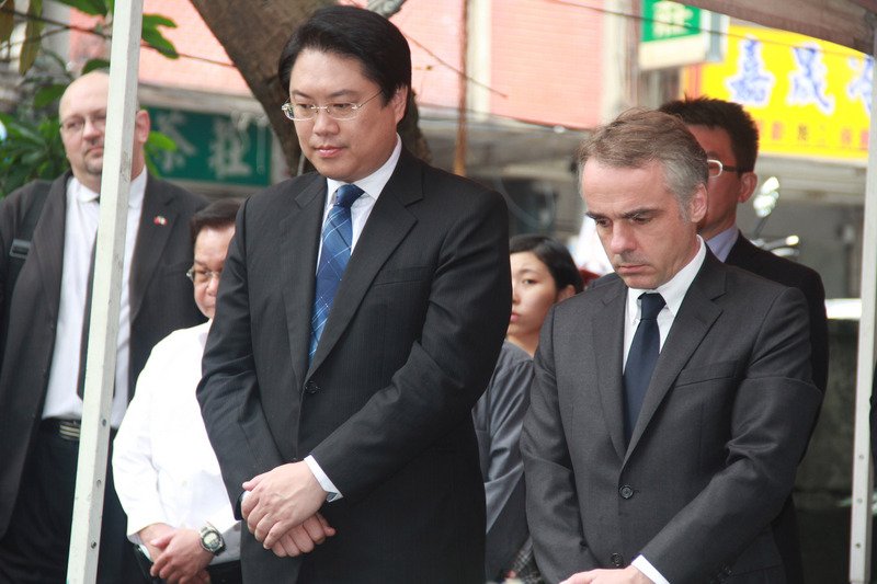 法國公墓悼念戰爭亡者 台法祝禱和平永駐