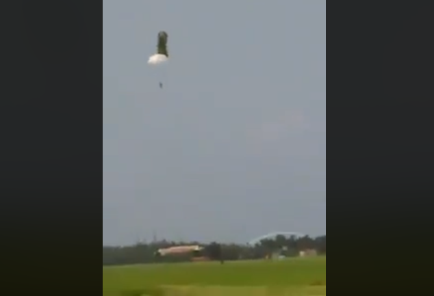 傘兵開副傘驚險落地 陸軍：平時訓練扎實