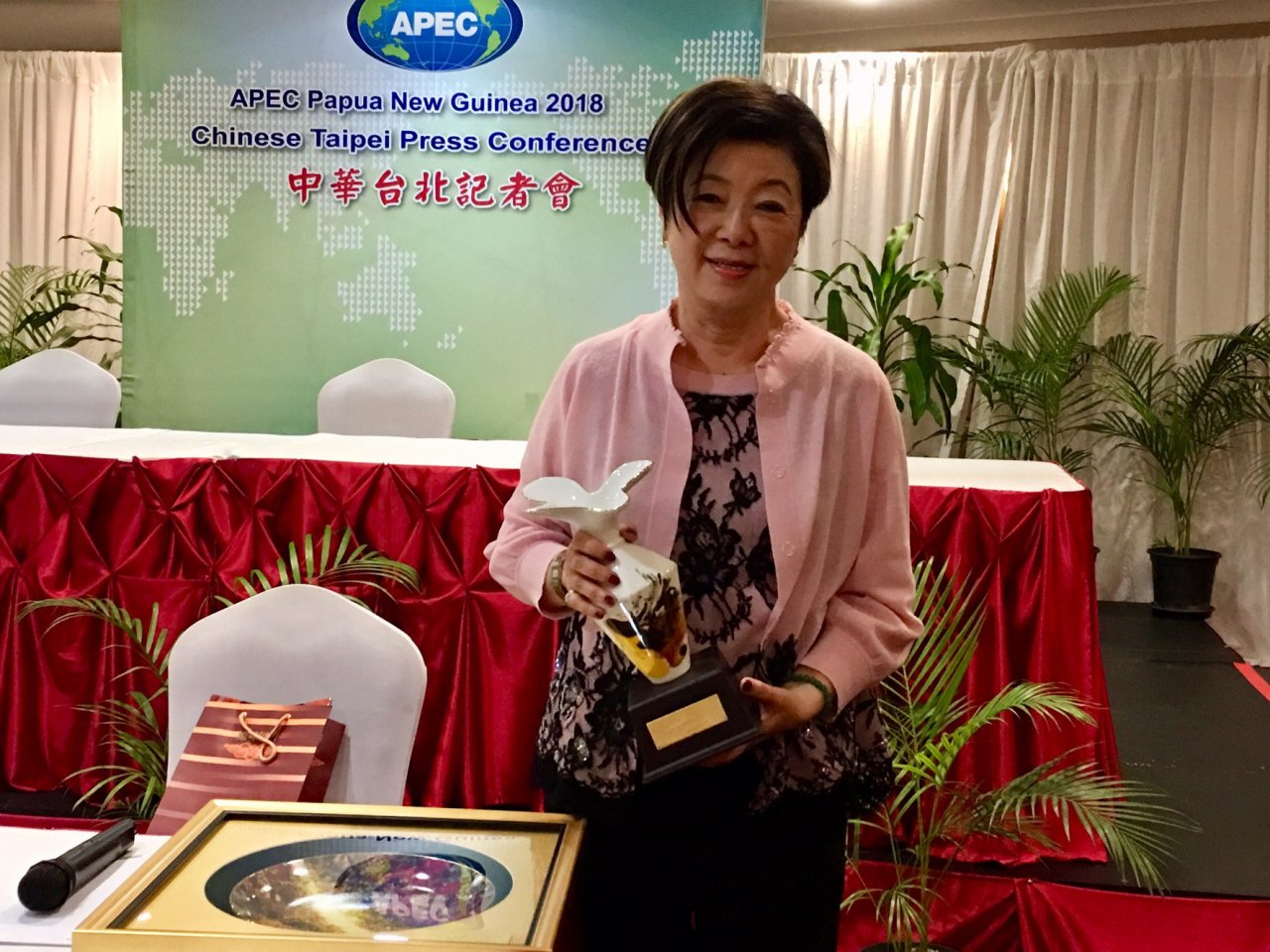 張淑芬贈南太友邦元首禮品 寄託愛與祝福
